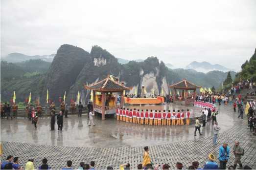 九天母石前的祭祀