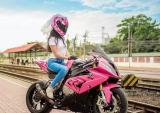 粉嫩写真 女神与宝马S1000RR