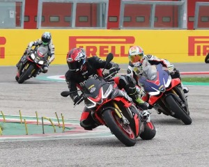 回馈车主，报名即享Aprilia Racers Days骑行学院活动补贴