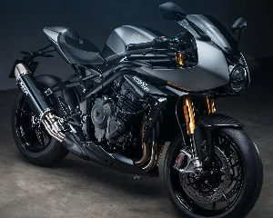 凯旋&百年灵联名推出SPEED TRIPLE 1200 RR百年灵限量版