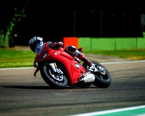 杜卡迪2025 Panigale V4 S户外特写