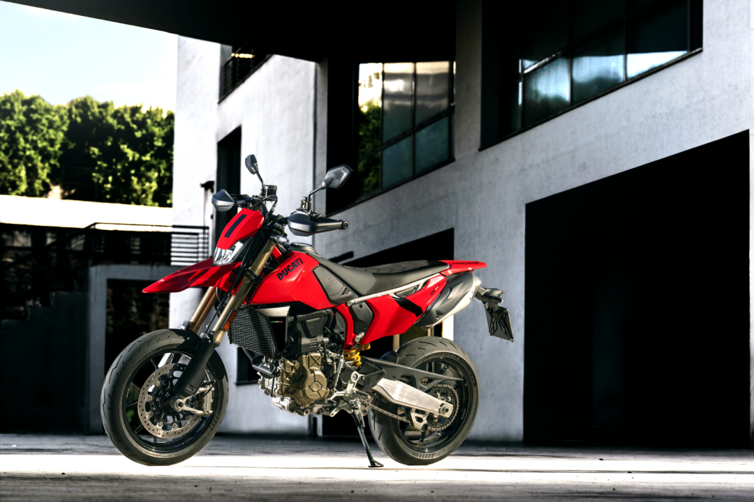 杜卡迪hypermotard 698 mono户外特写