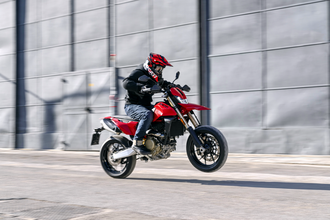 杜卡迪hypermotard 698 mono户外特写